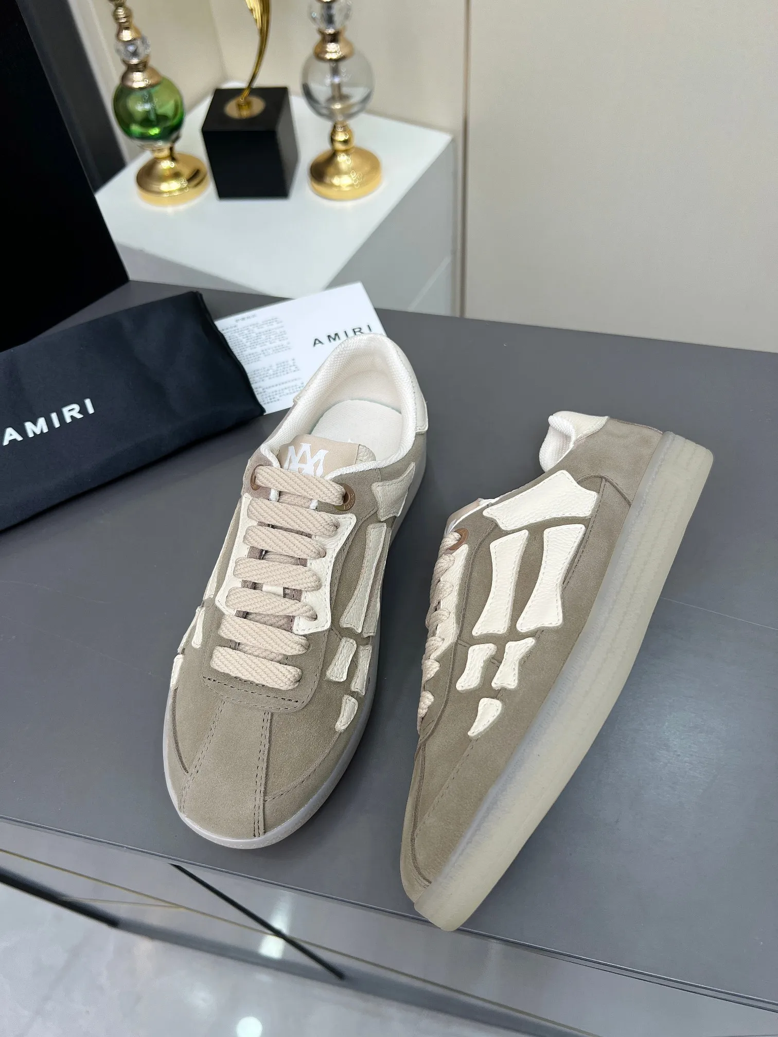 Men's Men's Shoes 💰580 Bone Shoes · AMIRI Skel-Top AMIRI 🔥 launches a new "ThePacific" series of low-top casual sports moral training shoes in the early spring of 2025. This iconic shoe covers men's and women's shoes, drawing inspiration from the brand's classic sports style and elegantly integrating West Coast style. "The Pacific" contrasting five-pointed star series is rooted in Amiri's unique California genes, showing the freedom and leisure atmosphere of the West Coast. This series launches two styles that incorporate the brand's iconic elements: the leather version is made of pure white leather with a same-color sole, and is embellished with star patterns on the side of the shoe, just like the bright starry sky of California. The black and ocean blue colors are shared by men and women, and there is also a red star model exclusive for men and a light pink star model exclusive for women. The suede model is decorated with the brand's classic bone pattern on the side of the shoe. The rubber sole and suede fabric complement each other. The color scheme covers black, chocolate and sand, and is suitable for both men and women. Made of imported cowhide and decorated with bone pieces on the sides of the upper, it is novel and unique and has a good three-dimensional effect! High-density breathable mesh lining + original molded TPU outsole 🙏 Recommended by celebrities, bloggers and internet celebrities, 🚵🏻 an indispensable item for shopping, partying and traveling. One of the most unmissable sneakers in 2025 ✦Color: 10 colors available ✦Size: Women’s size 35--40 ✦Size: Men’s size 39--45